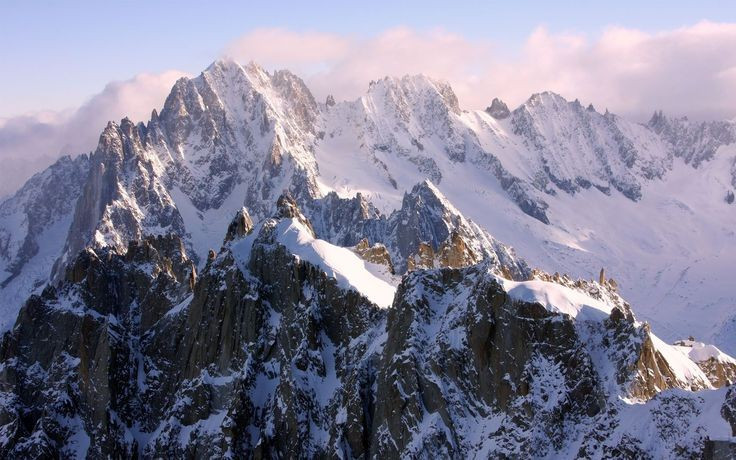 2. The highest peak is Mont Blanc – the symbol of the mountain region. Mont Blanc peak is 4,810 meters high, located between France and Italy, is the dream destination of mountaineers and skiers around the world. Photo: Pinterest. 2. Đỉnh cao nhất là Mont Blanc – biểu tượng của vùng núi. Đỉnh Mont Blanc cao 4.810 mét, nằm giữa Pháp và Ý, là điểm đến mơ ước của dân leo núi và vận động viên trượt tuyết khắp thế giới. Ảnh: Pinterest.