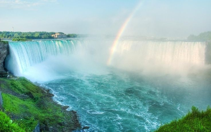 Krásné duhy. Mlžný opar z vody vytváří zářivé duhy, které lákají turisty a fotografy. Foto: Pinterest. Cầu vồng tuyệt đẹp. Sương mù từ dòng nước đổ xuống tạo nên những chiếc cầu vồng rực rỡ, hấp dẫn du khách và nhiếp ảnh gia. Ảnh: Pinterest.