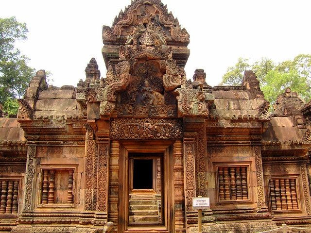 Famous for its pink sandstone. The temple was built with rare pink sandstone, creating a vibrant and soft shade different from other Khmer temples. Photo: Pinterest. Nổi tiếng với đá sa thạch hồng. Ngôi đền được xây dựng bằng đá sa thạch màu hồng hiếm gặp, tạo nên sắc thái rực rỡ và mềm mại khác biệt so với các đền Khmer khác. Ảnh: Pinterest.