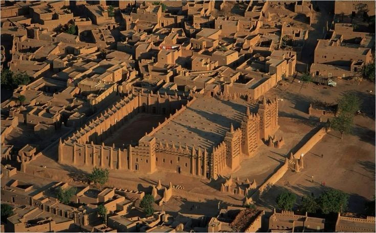 Hundreds of years of history. The first mosque in Djenné was built in the 13th century, and the current one was completed in 1907. Photo: Pinterest. Lịch sử hàng trăm năm. Nhà thờ Hồi giáo đầu tiên tại Djenné được xây dựng từ thế kỷ 13, còn công trình hiện nay hoàn thiện vào năm 1907. Ảnh: Pinterest.