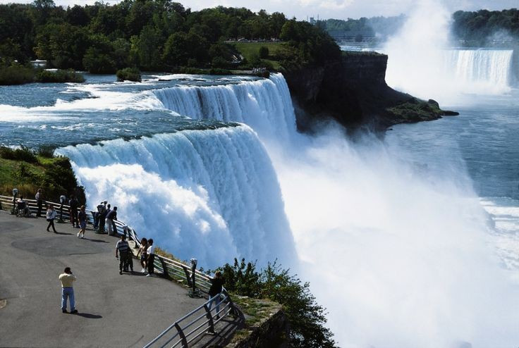 Filmová ikona. Mnoho hollywoodských filmů se natáčelo u Niagarských vodopádů, což přispělo k jejich celosvětové reputaci. Foto: Pinterest. Biểu tượng điện ảnh. Nhiều bộ phim Hollywood đã lấy bối cảnh tại thác Niagara, góp phần làm tăng danh tiếng toàn cầu của nơi này. Ảnh: Pinterest.