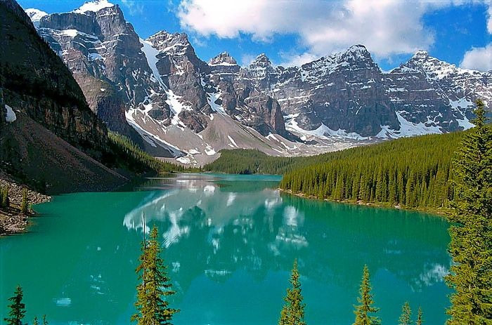 Diakui sebagai Situs Warisan Dunia UNESCO. Pada tahun 1984, Banff dan taman-taman di sekitarnya seperti Jasper dan Yoho diakui sebagai Situs Warisan Dunia oleh UNESCO karena lanskap bebatuannya yang megah dan nilai ekologisnya yang istimewa. Foto: Pinterest. Được UNESCO công nhận là Di sản Thế giới. Năm 1984, Banff cùng các công viên lân cận như Jasper và Yoho được UNESCO công nhận là Di sản thế giới nhờ cảnh quan núi đá hùng vĩ và giá trị sinh thái đặc biệt. Ảnh: Pinterest.
