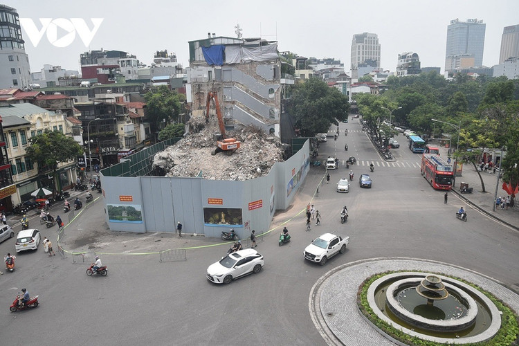 Bụi mịn bay qua hàng rào mỗi khi có gió thổi về phía Hồ Gươm. a9.jpg