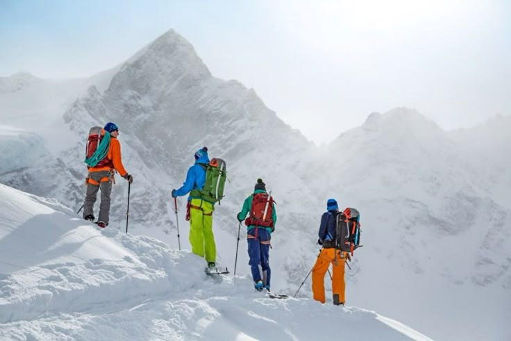 6. The center of winter tourism and adventure sports. With hundreds of ski resorts such as Chamonix, Zermatt or St. Moritz, the Alps attract millions of visitors every year. Photo: Pinterest. 6. Là trung tâm của du lịch mùa đông và thể thao mạo hiểm. Với hàng trăm khu nghỉ dưỡng trượt tuyết như Chamonix, Zermatt hay St. Moritz, dãy Alps thu hút hàng triệu du khách mỗi năm. Ảnh: Pinterest.