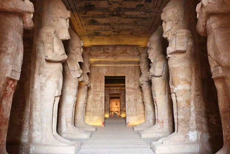 A symbol of ancient technology. The precision in architecture and lighting calculations shows the superior scientific and technical level of the ancient Egyptians. Photo: Pinterest. Là biểu tượng của kỹ thuật cổ đại. Sự chính xác trong kiến trúc và tính toán ánh sáng cho thấy trình độ khoa học, kỹ thuật vượt trội của người Ai Cập cổ. Ảnh: Pinterest.