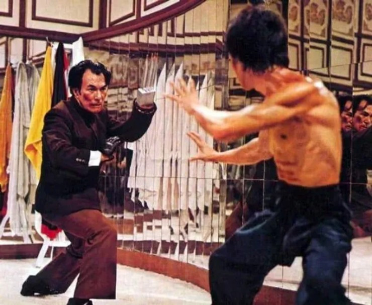 Bruce Lee (bên phải) và Han Bruce Lee (bên phải) và Han