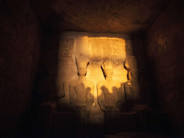 Mysterious light phenomenon. Twice a year, in February and October, the sun shines directly into the temple, illuminating the statues of Amun, Ra and Ramses II. Photo: Pinterest. Hiện tượng ánh sáng kỳ bí. Hai lần mỗi năm, vào tháng 2 và tháng 10, ánh mặt trời chiếu thẳng vào đền, soi sáng tượng thần Amun, Ra và Ramses II. Ảnh: Pinterest.
