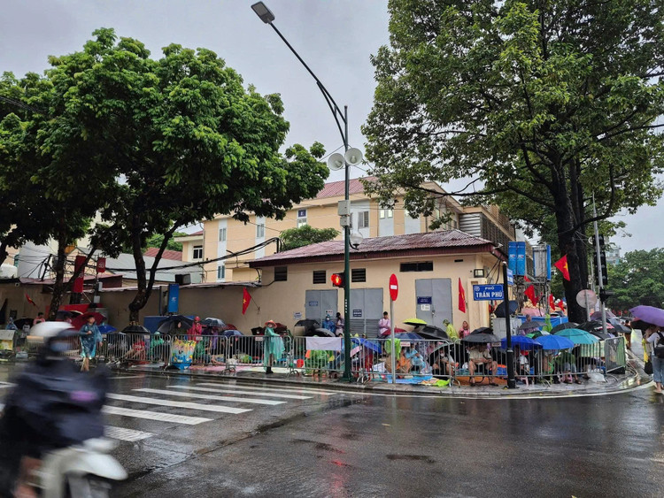 Dù mưa gió, người dân vẫn kiên trì chờ đợi sơ duyệt diễu binh A80 ảnh 3 Dù mưa gió, người dân vẫn kiên trì chờ đợi sơ duyệt diễu binh A80 ảnh 3