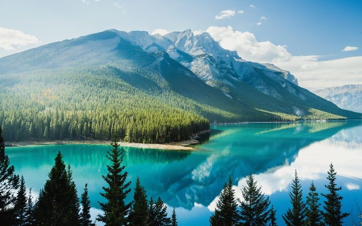 Taman nasional pertama Kanada. Didirikan pada tahun 1885, Banff adalah taman nasional pertama di Kanada dan ketiga di dunia, yang menandai dimulainya gerakan konservasi skala besar di Amerika Utara. Foto: Pinterest. Công viên quốc gia đầu tiên của Canada. Thành lập năm 1885, Banff là công viên quốc gia đầu tiên của Canada và thứ ba trên thế giới, mở đầu cho phong trào bảo tồn thiên nhiên quy mô lớn tại Bắc Mỹ. Ảnh: Pinterest.