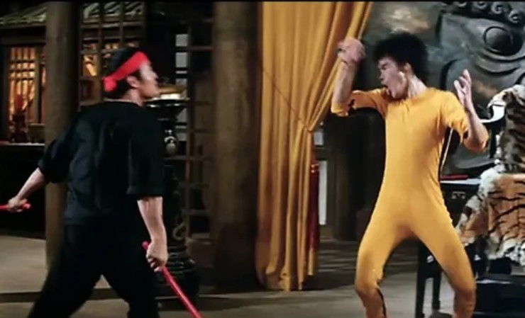 Bruce Lee (áo vàng) đối đầu Dan Inosanto Bruce Lee (áo vàng) đối đầu Dan Inosanto