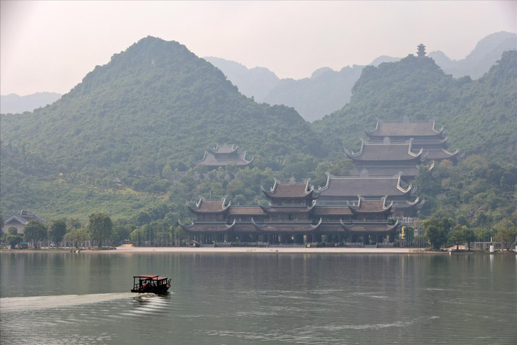 The Tam Chuc complex includes a system of overlapping mountains, immense lakes and majestic pagodas, demonstrating a harmonious combination of nature and traditional architecture. Photo: Cong Dat/Vietnam Pictorial. 01-2394.jpg