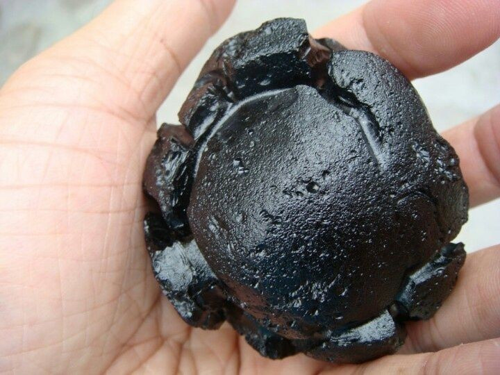 奇妙な形。テクタイトは大気中で急速に融解し、冷却されるため、涙滴型、球形、その他独特の不規則な形状をとる。写真:Pinterest。 Hình dạng kỳ lạ. Do bị nóng chảy và làm nguội nhanh trong khí quyển, Tektite có hình giọt nước, hình cầu hoặc các dạng không đều độc đáo. Ảnh: Pinterest.