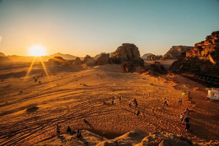 ٦. السكان الأصليون هم البدو. عاش البدو في هذه المنطقة الصحراوية لقرون، بأسلوب حياة بدوي وثقافة تقليدية فريدة. الصورة: بينتريست. 6. Cư dân bản địa là người Bedouin. Người Bedouin đã sinh sống ở vùng sa mạc này trong hàng thế kỷ, với lối sống du mục và văn hóa truyền thống đặc sắc. Ảnh: Pinterest.