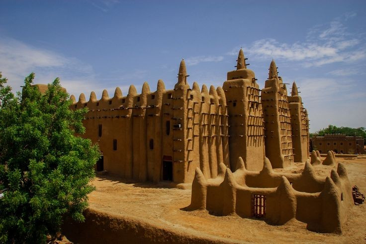 Recognized by UNESCO as a heritage site. This structure and the ancient town of Djenné were included in the UNESCO World Heritage List in 1988. Photo: Pinterest. Được UNESCO công nhận di sản. Công trình này cùng khu phố cổ Djenné đã được UNESCO đưa vào danh sách Di sản Thế giới năm 1988. Ảnh: Pinterest.