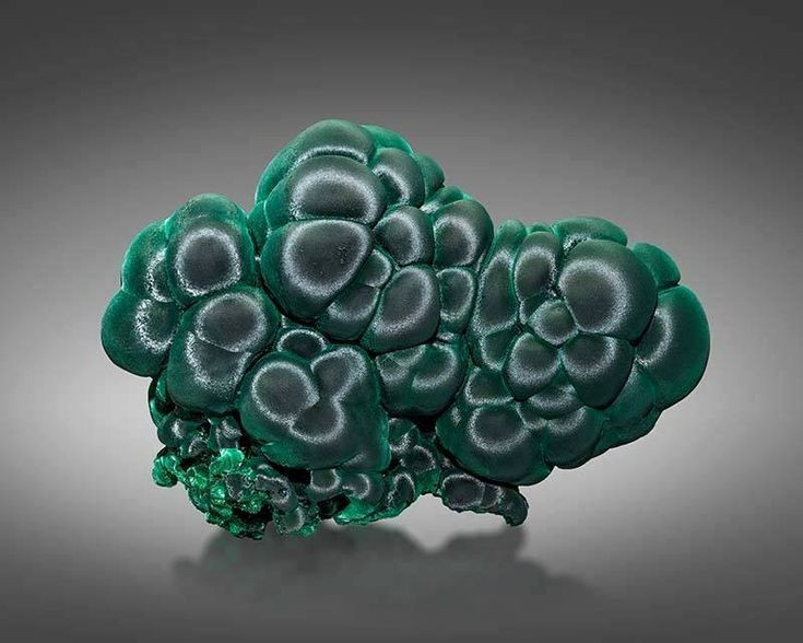រ៉ែទង់ដែងដ៏សំខាន់មួយ។ Malachite ត្រូវបានគេរកឃើញជាទូទៅនៅក្នុងអណ្តូងរ៉ែទង់ដែង ហើយត្រូវបានគេប្រើប្រាស់តាំងពីបុរាណកាលជាប្រភពនៃលោហៈទង់ដែង។ រូបថត៖ Pinterest ។ Là quặng đồng quan trọng. Malachite thường hình thành trong các mỏ đồng, và từ thời cổ xưa đã được khai thác như nguồn cung cấp kim loại đồng. Ảnh: Pinterest.