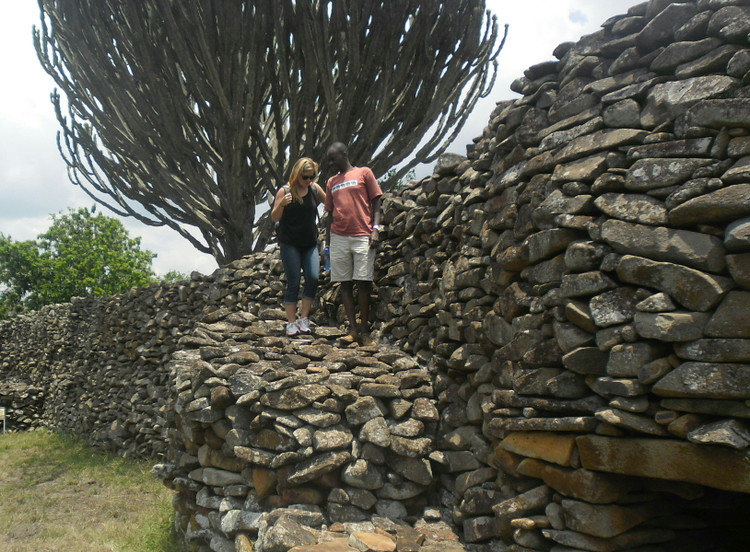 Témoignage d'une société primitive. Thimlich Ohinga témoigne de la transition d'une communauté nomade à une communauté sédentaire, organisée et protectrice. Photo : tripadvisor.com. Minh chứng cho xã hội sơ khai. Thimlich Ohinga phản ánh sự chuyển đổi từ xã hội du mục sang định cư, có tổ chức và biết bảo vệ cộng đồng. Ảnh: tripadvisor.com.