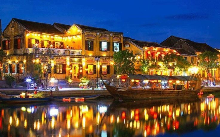 ទីក្រុងបុរាណ Hoi An (អតីតខេត្ត Quang Nam)។ ពន្លឺព្រះចន្ទរួមផ្សំជាមួយចង្កៀងគោមរាប់រយ ធ្វើឲ្យទីក្រុងទាំងមូលមើលទៅដូចទេពអប្សរវេទមន្ត។ រូបថត៖ Pinterest ។ Phố cổ Hội An (Quảng Nam cũ). Ánh trăng hòa cùng hàng trăm chiếc đèn lồng khiến cả khu phố trở thành bức tranh lung linh cổ tích. Ảnh: Pinterest.