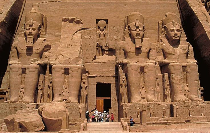 There are four giant statues. The temple facade is highlighted by four seated statues of Ramses II, each about 20 meters high, representing the king's majesty. Photo: Pinterest. Có bốn bức tượng khổng lồ. Mặt tiền đền nổi bật với bốn tượng Ramses II ngồi, mỗi bức cao khoảng 20 mét, thể hiện sự uy nghiêm của nhà vua. Ảnh: Pinterest.