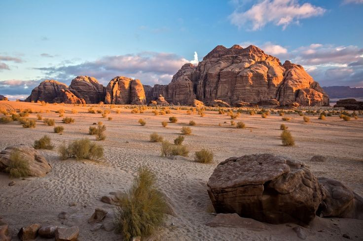 ١. تُعرف صحراء وادي رم أيضًا باسم 1. Sa mạc Wadi Rum còn được gọi là “Thung lũng Mặt Trăng”. Với cảnh quan đá sa thạch đỏ kỳ vĩ và địa hình lởm chởm như ngoài hành tinh, nơi đây được ví như bề mặt Mặt Trăng. Ảnh: Pinterest.