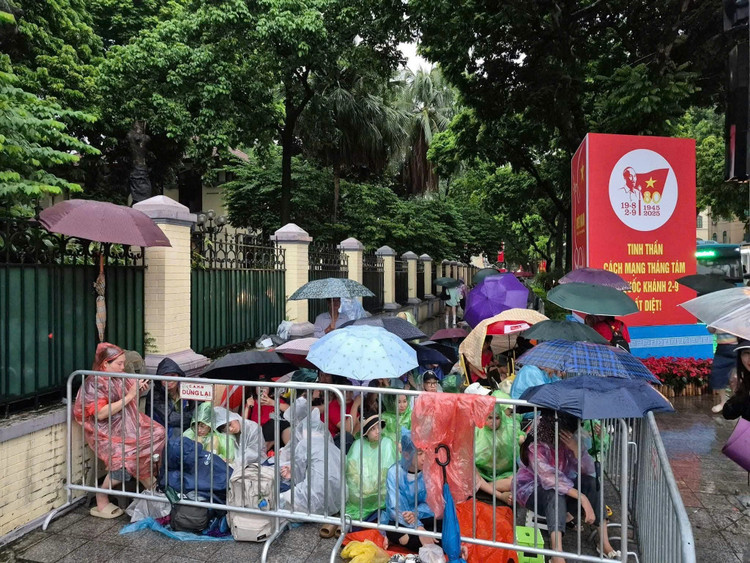 Dù mưa gió, người dân vẫn kiên trì chờ đợi sơ duyệt diễu binh A80 ảnh 8 Dù mưa gió, người dân vẫn kiên trì chờ đợi sơ duyệt diễu binh A80 ảnh 8