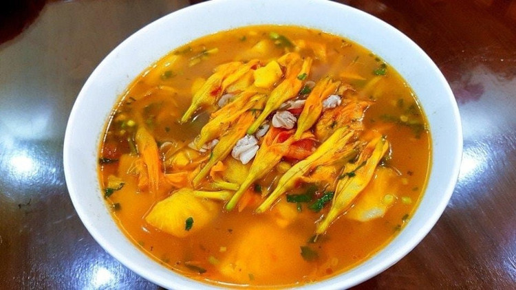 Hoa hiên được nấu thành nhiều món ăn như sườn lợn hấp hoa hiên, canh tôm thịt nấu hoa hiên, hoa hiên xào, hoa hiên nấu thịt gà hay lẩu 03.jpg