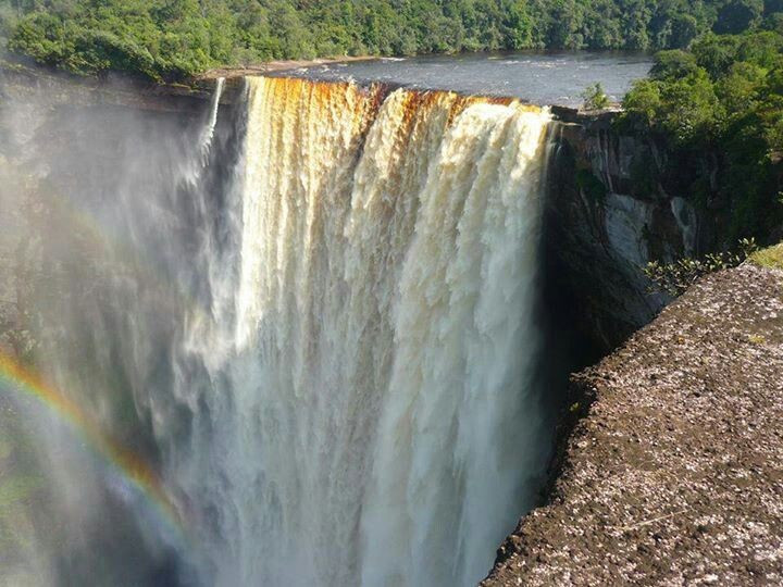Sebagai ikon alam Guyana, Air Terjun Kaieteur tak hanya menjadi tempat yang indah, tetapi juga sumber kebanggaan nasional, yang muncul dalam banyak gambar promosi pariwisata. Foto: Pinterest. Là biểu tượng thiên nhiên của Guyana. Thác Kaieteur không chỉ là thắng cảnh mà còn là niềm tự hào quốc gia, xuất hiện trong nhiều hình ảnh quảng bá du lịch. Ảnh: Pinterest.