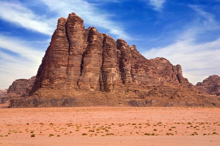 ٥. يرتبط بقصة لورنس العرب. تمركز العقيد ت. إي. لورنس هنا خلال الحرب العالمية الأولى، وأصبح هذا المكان رمزًا لرحلته الشهيرة. الصورة: بينتريست. 5. Gắn liền với câu chuyện về Lawrence xứ Ả Rập. Đại tá T. E. Lawrence từng đóng quân ở đây trong Thế chiến thứ nhất, và nơi này trở thành biểu tượng gắn với hành trình nổi tiếng của ông. Ảnh: Pinterest.