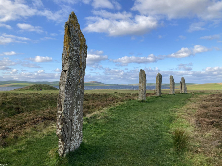 Not just a place for religious ceremonies. Many theories suggest that Brodgar was not only used for ceremonies but also as a place for community gatherings, marking farming times or important astronomical events. Photo: Pinterest. Không chỉ là nơi thực hiện nghi lễ tôn giáo. Nhiều giả thuyết cho rằng Brodgar không chỉ dùng cho nghi lễ mà còn là nơi tụ họp cộng đồng, đánh dấu thời điểm canh tác hoặc các sự kiện thiên văn quan trọng. Ảnh: Pinterest.
