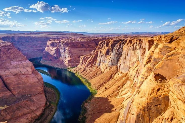 Der Canyon ist mehr als 440 km lang. Der Grand Canyon erstreckt sich über den Bundesstaat Arizona, mit einer durchschnittlichen Breite von 16 km und einer Tiefe von mehr als 1,6 km. Foto: Pinterest. Hẻm núi dài hơn 440 km. Grand Canyon kéo dài qua bang Arizona, với chiều rộng trung bình 16 km và sâu hơn 1,6 km. Ảnh: Pinterest.