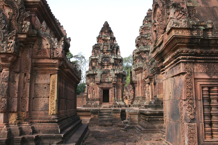 An attractive destination in the Angkor complex. Today, Banteay Srei is a prominent destination in the journey to explore Angkor, attracting many tourists who love art and history. Photo: Pinterest. Là điểm đến hấp dẫn trong quần thể Angkor. Ngày nay, Banteay Srei là điểm đến nổi bật trong hành trình khám phá Angkor, thu hút đông đảo du khách yêu nghệ thuật và lịch sử. Ảnh: Pinterest.