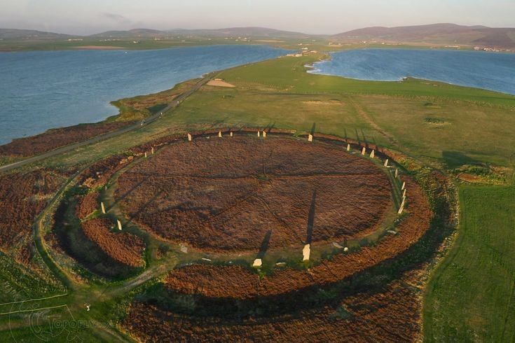 One of the oldest stone circles in Europe. The Brodgar Stone Circle was built around 2500 BC, making it much older and larger than many similar megalithic monuments in Europe. Photo: Pinterest. Một trong những vòng đá cổ nhất châu Âu. Vòng đá Brodgar được xây dựng khoảng năm 2500 TCN, lâu đời hơn và lớn hơn nhiều so với nhiều di tích cự thạch tương tự ở châu Âu. Ảnh: Pinterest.