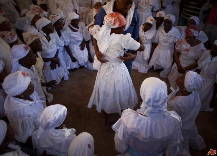 2. Phát triển mạnh mẽ ở Haiti. Vodou đã hội nhập với Công giáo La Mã và các yếu tố bản địa, tạo nên hình thái tôn giáo đặc trưng của người Haiti, nơi nó được xem như một phần của bản sắc dân tộc. Ảnh: Pinterest. 2. Phát triển mạnh mẽ ở Haiti. Vodou đã hội nhập với Công giáo La Mã và các yếu tố bản địa, tạo nên hình thái tôn giáo đặc trưng của người Haiti, nơi nó được xem như một phần của bản sắc dân tộc. Ảnh: Pinterest.
