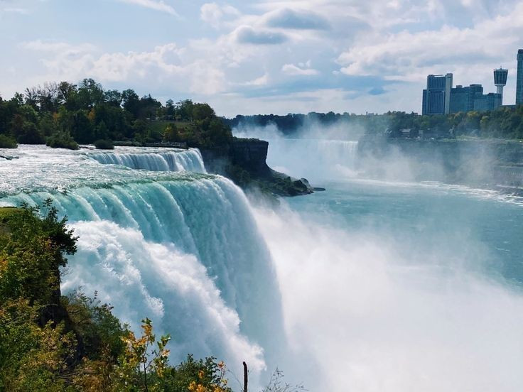 Systém vodopádů se skládá ze tří částí. Niagara je ve skutečnosti kombinací tří vodopádů: Horseshoe (Kanada), American Falls a Bridal Veil (USA). Foto: Pinterest. Hệ thống thác gồm ba phần. Niagara thực chất là tổ hợp ba thác: Horseshoe (Canada), American Falls và Bridal Veil (Mỹ). Ảnh: Pinterest.
