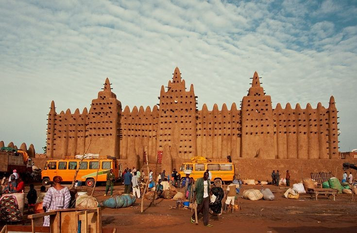 Annual mud plastering festival. Every year, the Djenné community holds a mud plastering festival to repair and maintain the structure. Photo: Pinterest. Lễ hội trát bùn hằng năm. Mỗi năm, cộng đồng Djenné cùng nhau tổ chức lễ hội trát bùn để tu sửa, giữ cho công trình luôn bền vững. Ảnh: Pinterest.