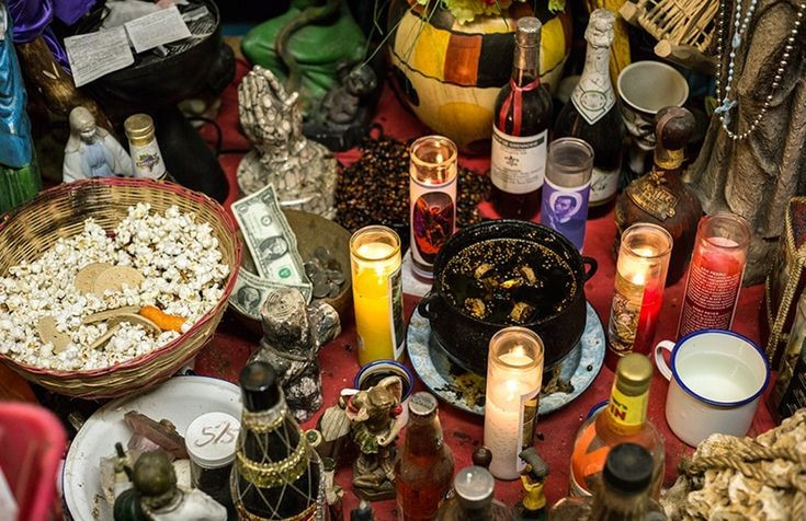 4. Tôn thờ nhiều linh hồn gọi là “loa”. Các tín đồ Vodou không thờ thần tối cao trực tiếp mà kết nối với thế giới thiêng qua các linh hồn trung gian (loa), mỗi vị có cá tính, sở thích và biểu tượng riêng. Ảnh: Pinterest. 4. Tôn thờ nhiều linh hồn gọi là “loa”. Các tín đồ Vodou không thờ thần tối cao trực tiếp mà kết nối với thế giới thiêng qua các linh hồn trung gian (loa), mỗi vị có cá tính, sở thích và biểu tượng riêng. Ảnh: Pinterest.
