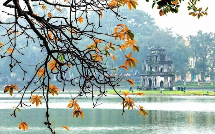 បឹង Hoan Kiem (ហាណូយ)។ ទឹកស្ងប់ស្ងាត់ឆ្លុះបញ្ចាំងពីពន្លឺព្រះច័ន្ទពណ៌មាស រួមផ្សំជាមួយនឹងអគារអណ្តើកបុរាណ និងស្ពាន Huc ក្រហមភ្លឺដើម្បីបង្កើតជាទិដ្ឋភាពវេទមន្ត។ រូបថត៖ Pinterest ។ Hồ Gươm (Hà Nội). Mặt nước phẳng lặng phản chiếu ánh trăng vàng, kết hợp với Tháp Rùa cổ kính và cầu Thê Húc đỏ rực tạo nên khung cảnh huyền ảo. Ảnh: Pinterest.