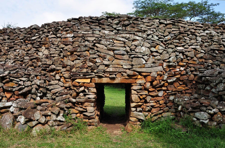 Son système de défense est complexe. Les murs extérieurs atteignent jusqu'à 4,2 mètres de haut, avec des entrées étroites pour renforcer la défense contre les menaces. Photo : paukwa.or.ke. Có hệ thống bảo vệ phức tạp. Các bức tường ngoài cao tới 4,2 mét, cùng lối ra vào hẹp giúp tăng khả năng phòng thủ trước những mối đe dọa. Ảnh: paukwa.or.ke.