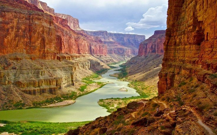 Der Colorado River hat diesen Canyon geformt. Im Laufe von sechs Millionen Jahren erodierte der Fluss das Gestein und formte die spektakuläre Landschaft, die wir heute sehen. Foto: Pinterest. Dòng sông Colorado tạo nên hẻm núi này. Trong suốt 6 triệu năm, sông Colorado bào mòn đá, khắc sâu thành cảnh quan kỳ vĩ hiện nay. Ảnh: Pinterest.