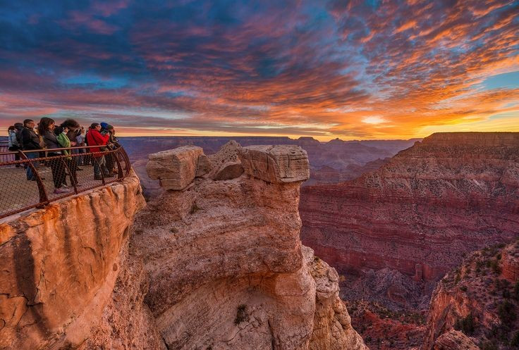 Mehr als fünf Millionen Touristen besuchen den Vulkan jährlich. Zu den bekanntesten Sehenswürdigkeiten zählen der South Rim, der North Rim und der Skywalk – eine Glasbrücke mit Blick auf den Abgrund. Foto: Pinterest. Hơn 5 triệu du khách ghé thăm mỗi năm. Các điểm ngắm cảnh nổi tiếng gồm South Rim, North Rim và Skywalk – cầu kính nhìn thẳng xuống vực sâu. Ảnh: Pinterest.