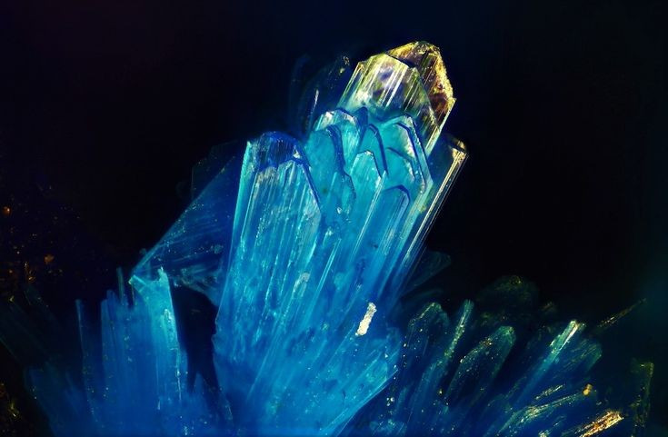 Bentuk kristal yang unik. Jeremejevite mengkristal dalam sistem heksagonal, seringkali membentuk kristal panjang, ramping, dan transparan seperti kolom kristal. Foto: Pinterest. Hình dạng tinh thể độc đáo. Jeremejevite kết tinh theo hệ lục phương, thường tạo thành những tinh thể dài, thon và trong suốt như cột pha lê. Ảnh: Pinterest.
