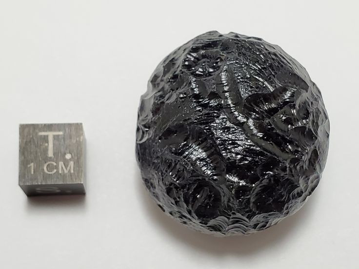 化学組成はガラスに似ています。テクタイトは主にシリカ(火山ガラスと同じ鉱物)で構成されていますが、水分含有量ははるかに少ないです。写真:Pinterest。 Thành phần hóa học giống thủy tinh. Tektite chủ yếu gồm silica, cùng các khoáng chất tương tự thủy tinh núi lửa, nhưng chứa ít nước hơn đáng kể. Ảnh: Pinterest.