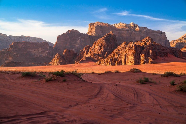 ٢. يعود تاريخ جيولوجيا وادي رم إلى ملايين السنين. تتشكل صخوره من الحجر الرملي والجرانيت القديمين، اللذين تآكلا على مدى ملايين السنين. الصورة: بينتريست. 2. Địa chất Wadi Rum có niên đại hàng triệu năm. Những cấu trúc đá ở đây được hình thành từ sa thạch và granit cổ đại, bị bào mòn qua hàng triệu năm. Ảnh: Pinterest.