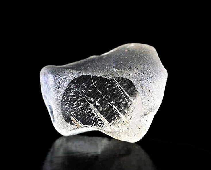 Pertama kali ditemukan di Siberia. Jeremejevite ditemukan pada tahun 1883 di Siberia oleh ahli mineralogi Rusia, Pavel Jeremejev, dan dinamai berdasarkan namanya. Foto: Pinterest. Phát hiện lần đầu tại Siberia. Jeremejevite được nhà khoáng vật học người Nga Pavel Jeremejev phát hiện vào năm 1883 tại vùng Siberia, và được đặt tên để vinh danh ông. Ảnh: Pinterest.