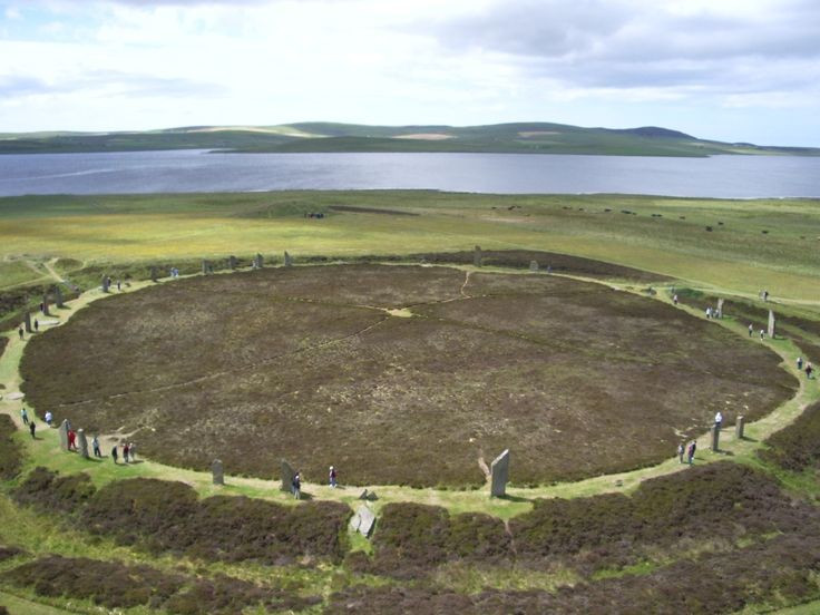 Consisting of 60 giant upright stones. Initially, the circle had 60 sandstone slabs up to 4 meters high, arranged in a circle with a diameter of more than 100 meters, making it one of the largest prehistoric circular structures. Photo: Pinterest. Gồm 60 tảng đá khổng lồ dựng thẳng. Ban đầu, vòng tròn có 60 phiến đá sa thạch cao tới 4 mét, xếp thành vòng tròn đường kính hơn 100 mét, khiến nó trở thành một trong những công trình tròn lớn nhất thời tiền sử. Ảnh: Pinterest.