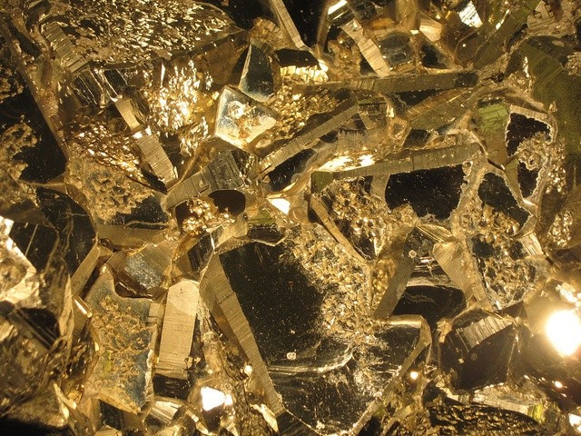 Dijuluki Biệt danh “vàng ngu”. Pyrite có màu vàng ánh kim giống vàng thật, từng khiến nhiều người nhầm lẫn và gọi nó là “vàng ngu” (fool’s gold) –. Ảnh: Pinterest.