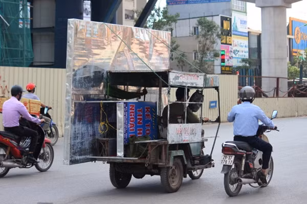 Cảnh hãi hùng xe chở hàng cồng kềnh nguy hiểm trên phố Hà Nội