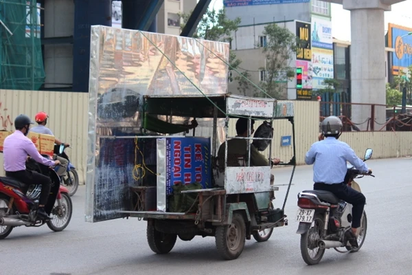 Cảnh hãi hùng xe chở hàng cồng kềnh nguy hiểm trên phố Hà Nội