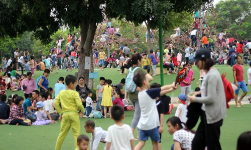 Ảnh: Công viên Hà Nội chật kín người vui chơi ngày giỗ Tổ