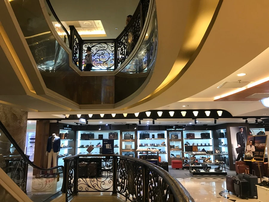 “Mục kích” 1 ngày xem Tràng Tiền Plaza mua bán thế nào?