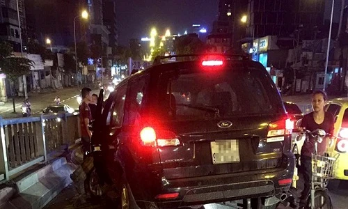 Ảnh: Hiện trường xe Ford Escape tông liên hoàn trên cầu vượt ở HN